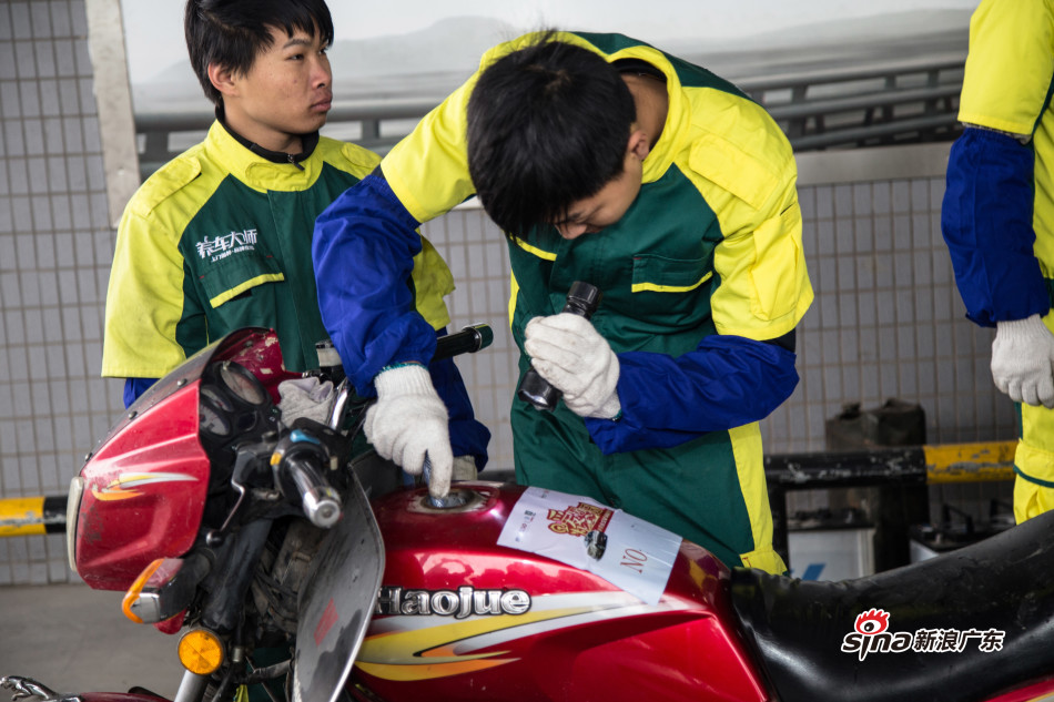 收上摩托车后的第一步就是放空油箱里的汽油以免托运过程发生危险