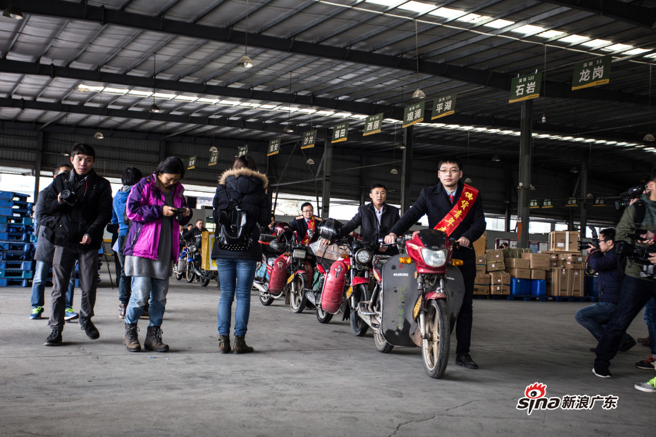 放干汽油后，工作人员统一将摩托车推入早已准备在旁的货柜车。