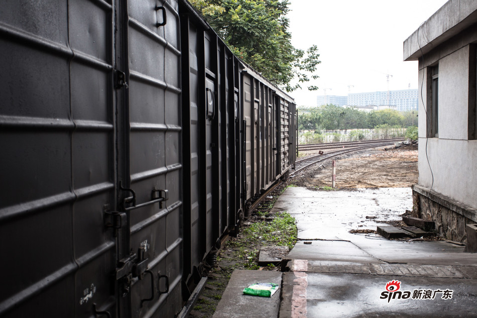 货柜车到达火车站卸车后，把摩托车运回广西的任务就交给了眼前这辆货运火车