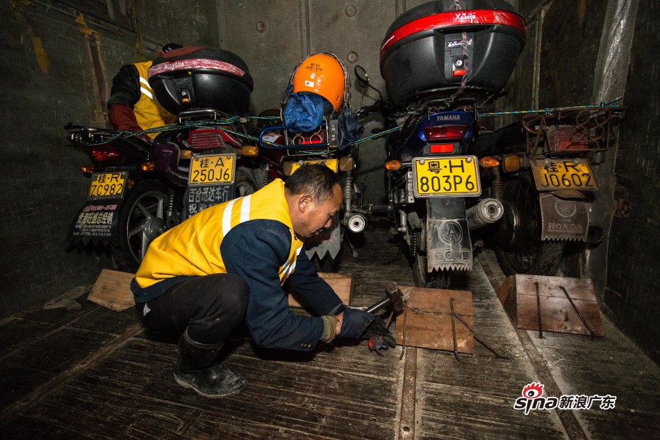 在每台车的前后轮都钉上三角木固定