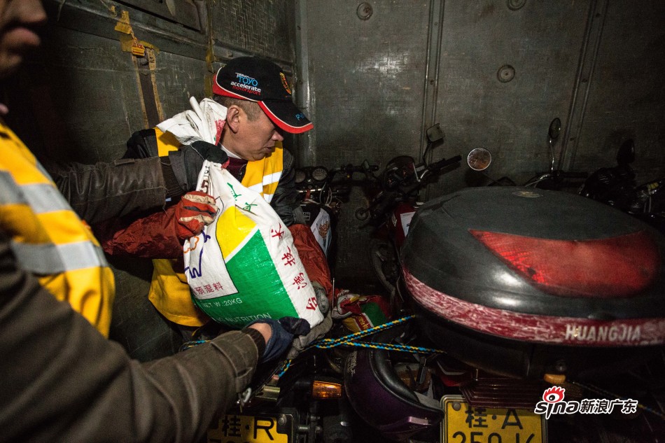 并在车与车之间放置沙袋，防止运输过程中出现碰撞