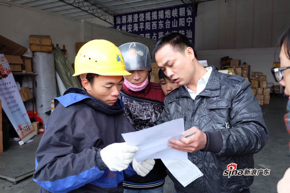 中山托运点的员工正在与摩托车工友讲解托运流程