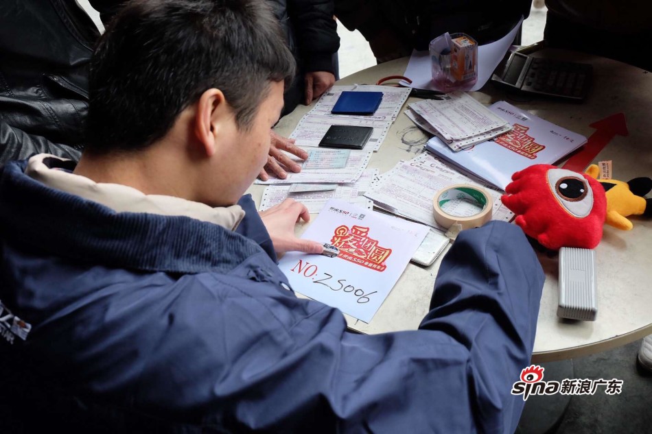 工作人员繁忙办理托运程序