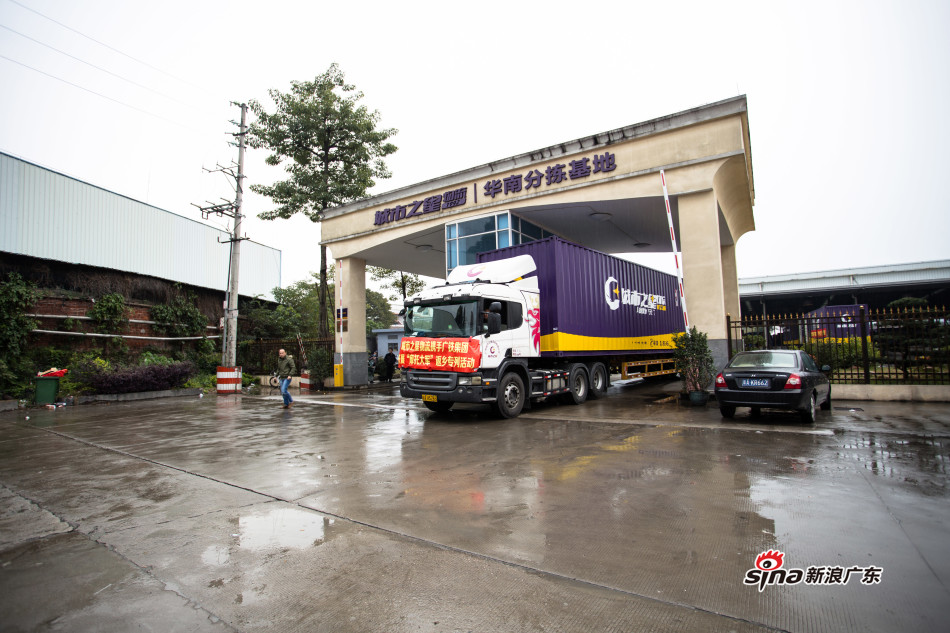 超长货柜车载着近百辆摩托车驶向火车站