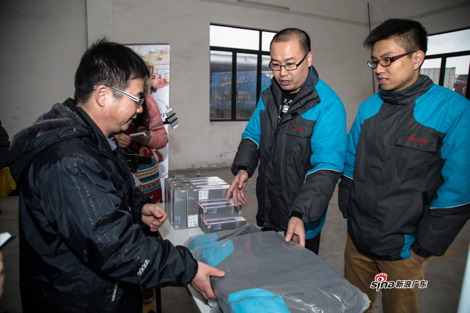 在当日的摩托车收集现场，爱心企业万嘉联盟也派出人员设立专门摊位，为这些民工送上棉衣、保温杯等礼品，不少领到礼品的车主们纷纷表示很贴心，这次回家之路必将更温暖。