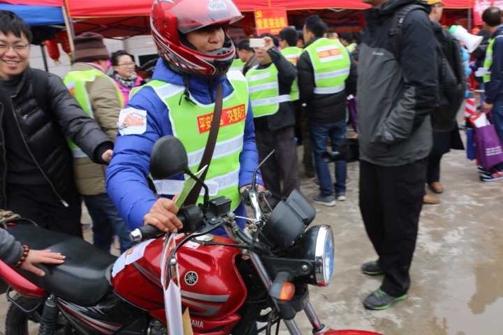 已经领到摩托车的朋友正在等待队伍，一起出发！