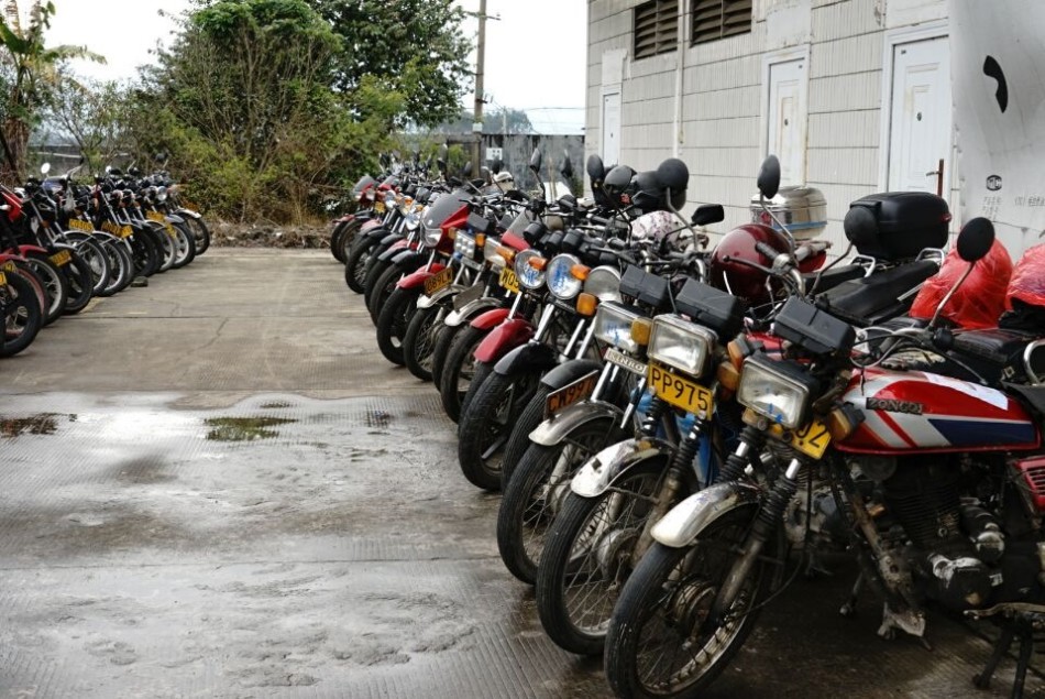 早已抵达贵港的摩托车等待自己的主人来领取。