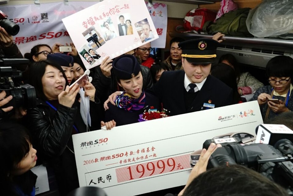 本次乘车最感人的一幕：88年的冯堡垒和89年的余俊萱都是广九客运段职工，相识已经两年，其实两人已经在去年12月打了证，只是咱小余姑娘总觉得缺了点啥，前几天还在跟小冯说：看人家谁谁谁还求婚了呢[嘻嘻]这不，小冯就准备来个意外惊喜咯！