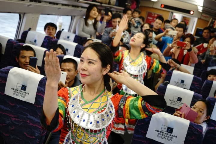 广州铁路送上少数民族舞蹈。来自广西的“摩托车大军”们看到自己家乡、自己民族的艺术，感到久违的亲切。