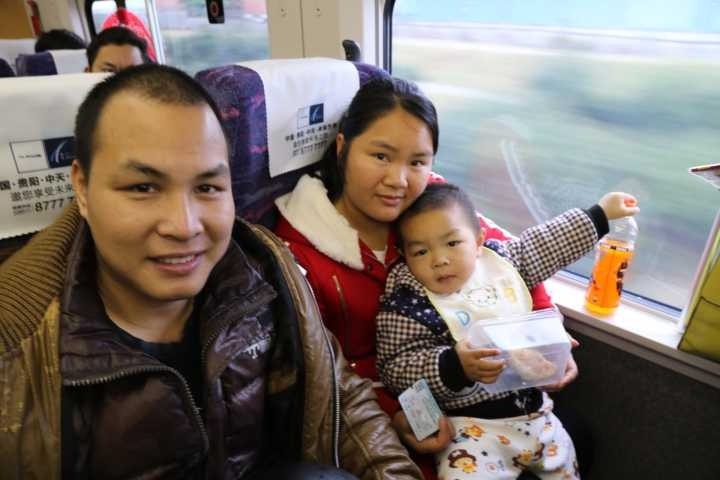 一家三口上了列车后，说不出的兴奋。