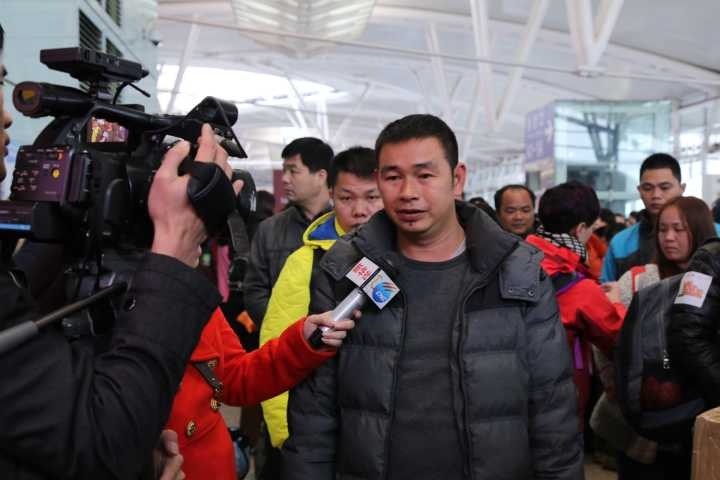 在等待过闸的时候，多家主流媒体如广西电视台、新华社在对 #景逸S50幸福列车# 的乘客进行现场采访。在采访中他们都表现得较为激动，终于可以坐上回家的幸福列车。23日托运摩托车时，记得这位大哥说他的新年愿望是“中彩票”，不知道这次，他会说什么呢？