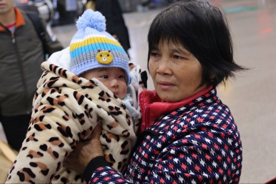 爷爷奶奶带着宝贝儿回家。