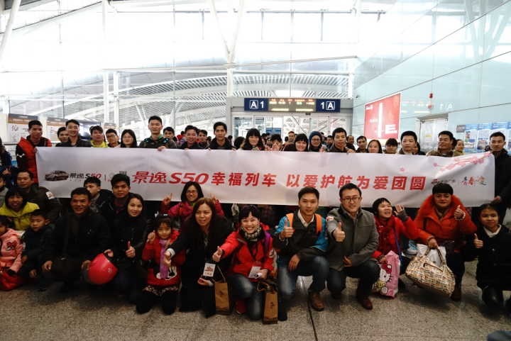 领到票后，“摩托大军”幸福地合影。