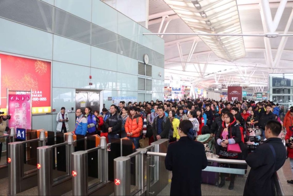 “摩托大军”在闸机外排队等候入站。