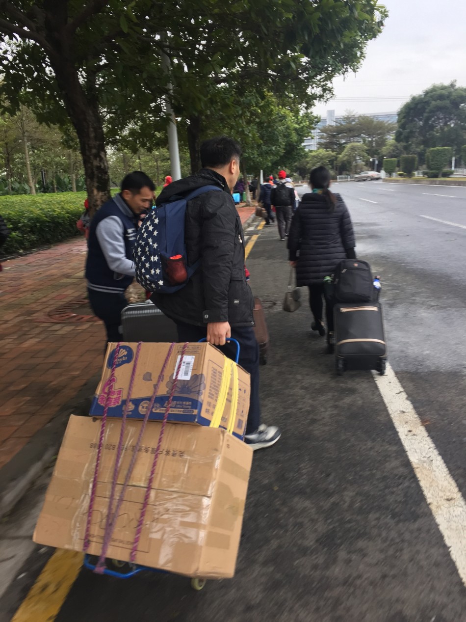 早晨七点，新港东地铁站上人来人往，不同的是老乡们的出发地，相同的都是兼程归家的人。已经有准备搭乘天翼大巴的老乡们抵达地铁站，单薄的背影也掩饰不住心中的喜悦，终于，可以回家了。