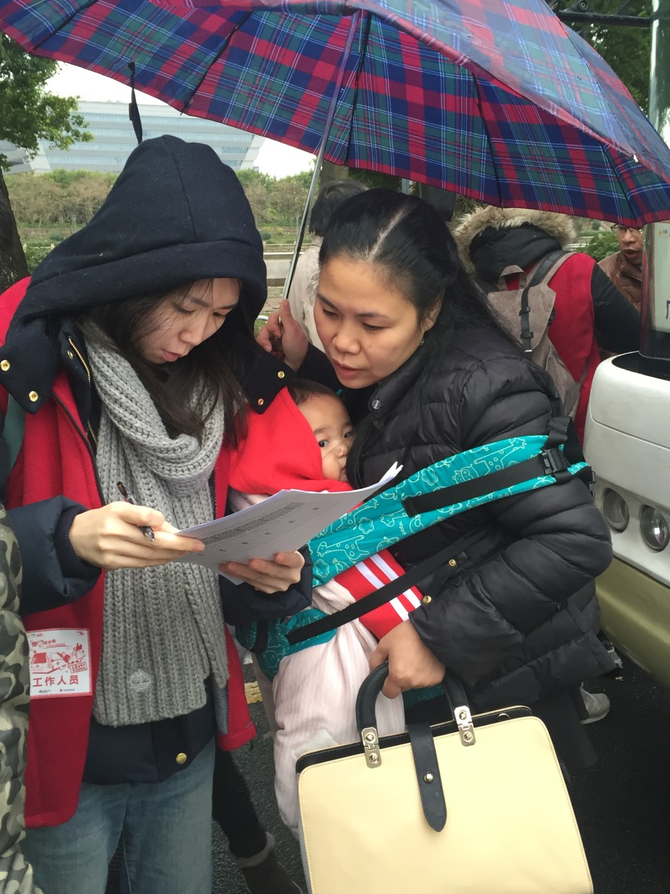 而志愿者们的一个微笑，一句关怀的话语，甚至身体力行帮助老乡们搬动行李，也令人觉得倍感亲切温暖。