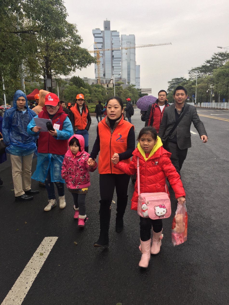 早晨八点，寒冷的广州清晨，集合地上来自广西、湖南、江西等地务工人员纷纷拉着行李、牵着儿女抵达，出门太急还没吃上早饭的母女随手带了点干粮，过年回家的异乡人，都不容易。