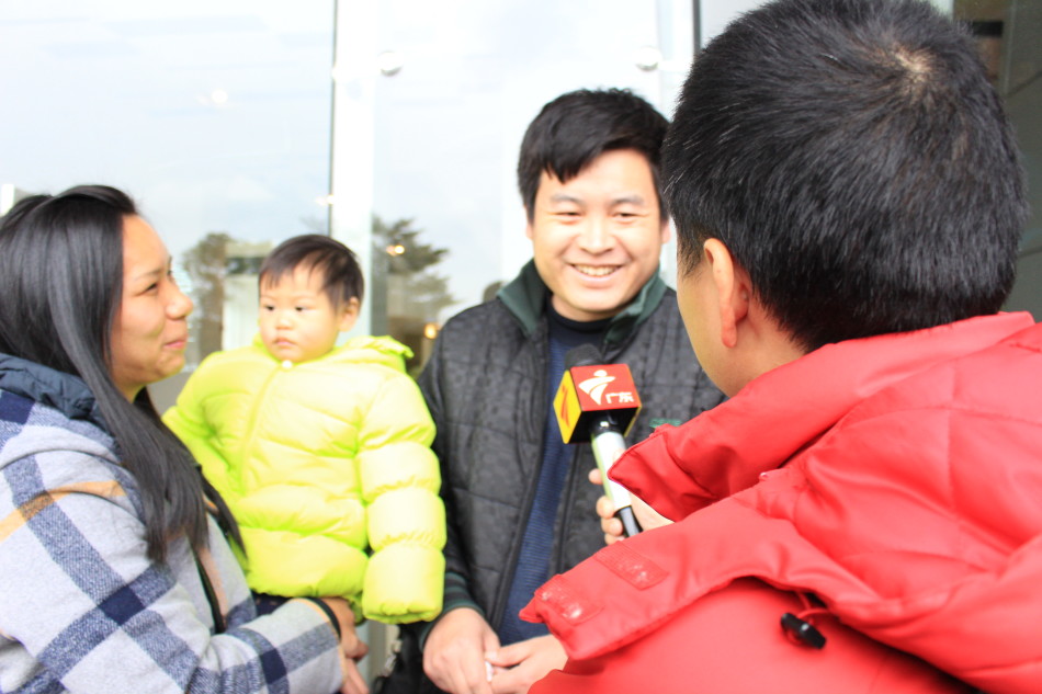 面对媒体采访，老乡喜笑颜开