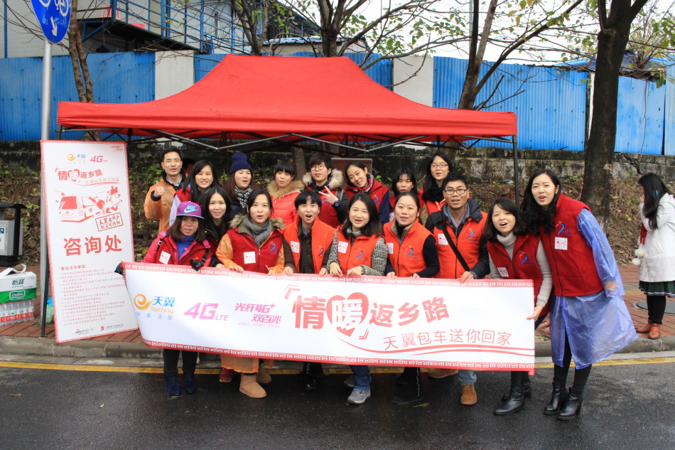 严寒也无法阻挡回家的脚步，世界再大，家就在那里，不动声色等待你我的归去。幸福有时很小，顺利回家，已经足矣。