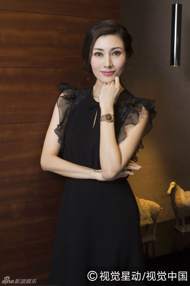 46岁李嘉欣肤白貌美 不老颜值仍似少女