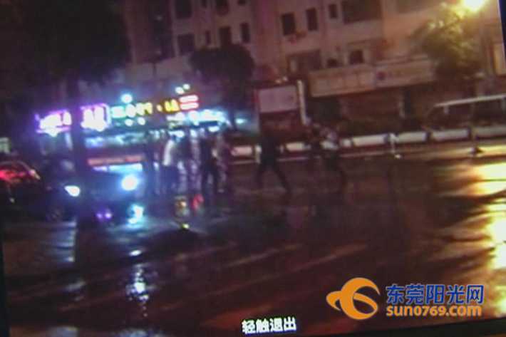 东莞街头群殴视频遭疯传 如港片古惑仔般火爆
