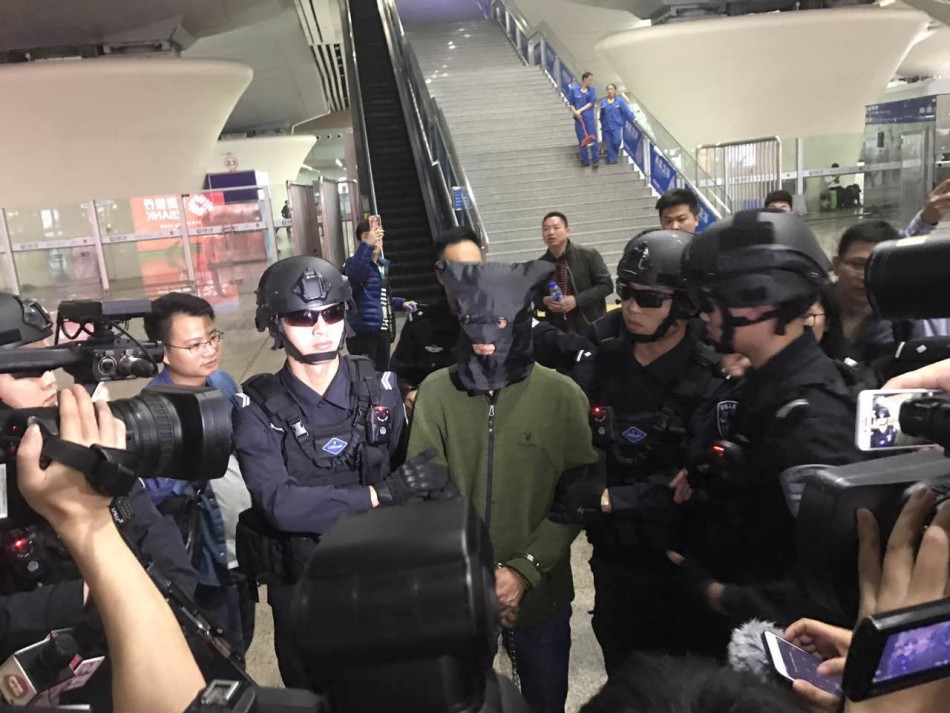 直击番禺1500万大劫案 嫌犯被押解回广州