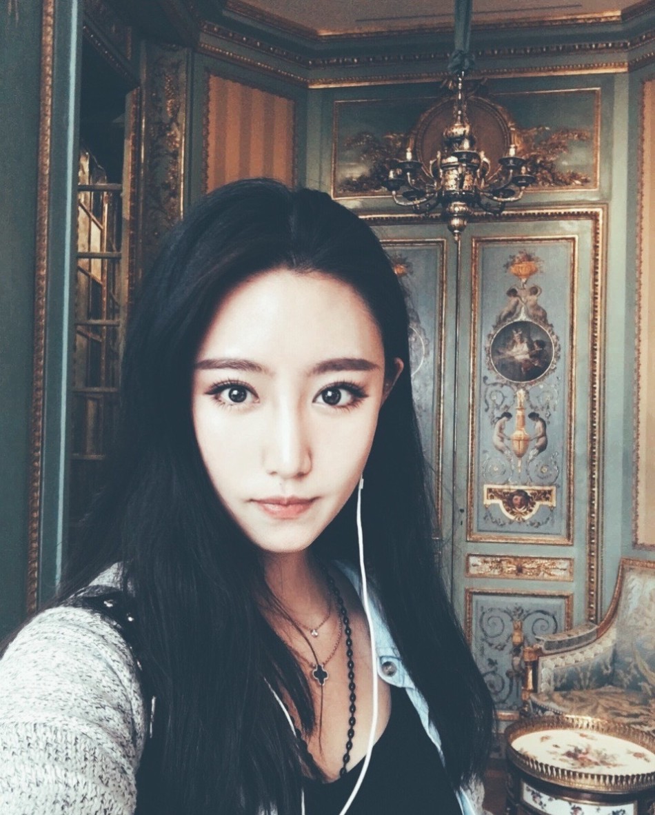 清华美女学霸研究生晒照 颜值爆表偏靠才华
