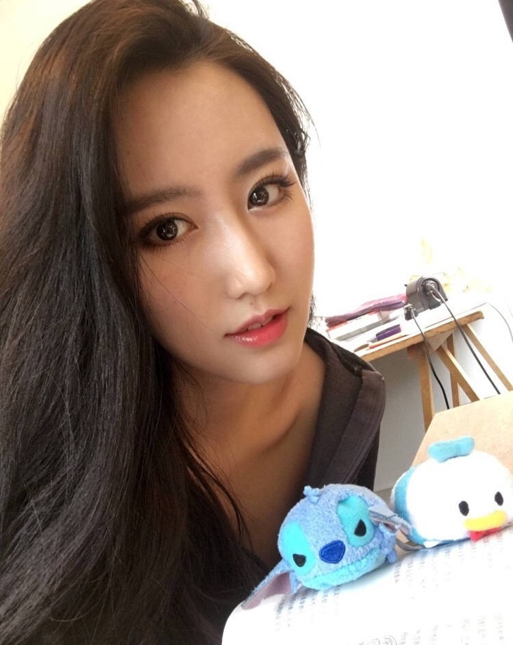 清华美女学霸研究生晒照 颜值爆表偏靠才华