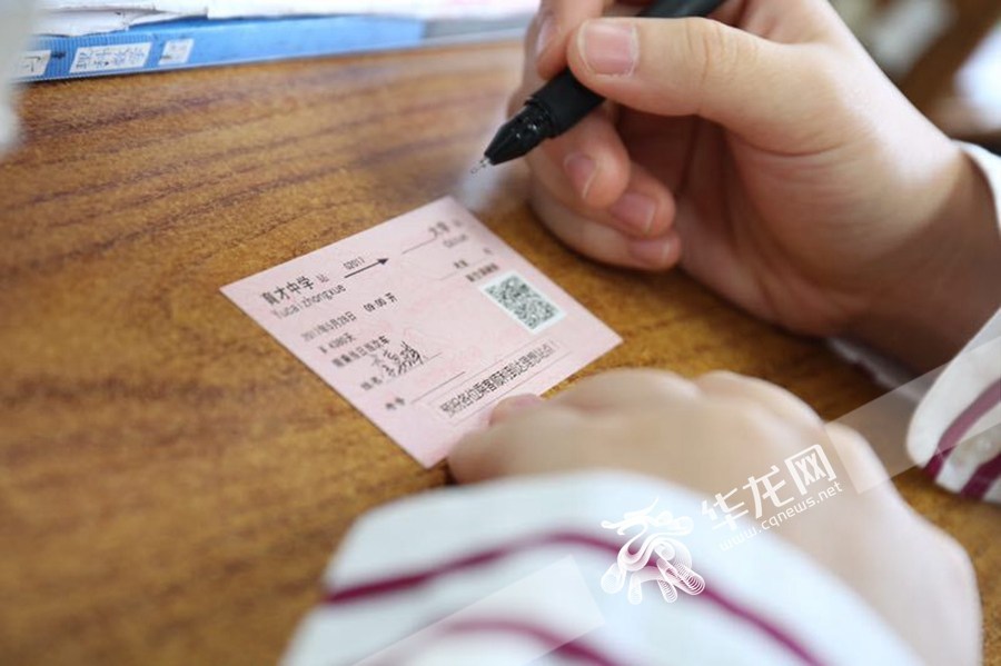 最后一次模拟考 老师送他们"车票"准考证