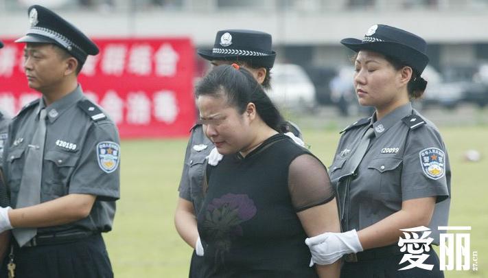 早晨9点54分,湖北武汉,在公判现场,毒贩死囚何秀铃哭了.