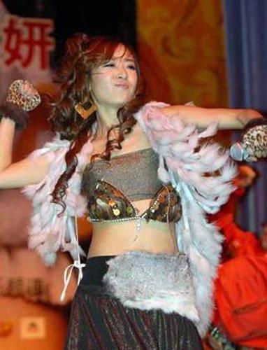 女星舞台内衣滑落_女星走红毯内衣滑落
