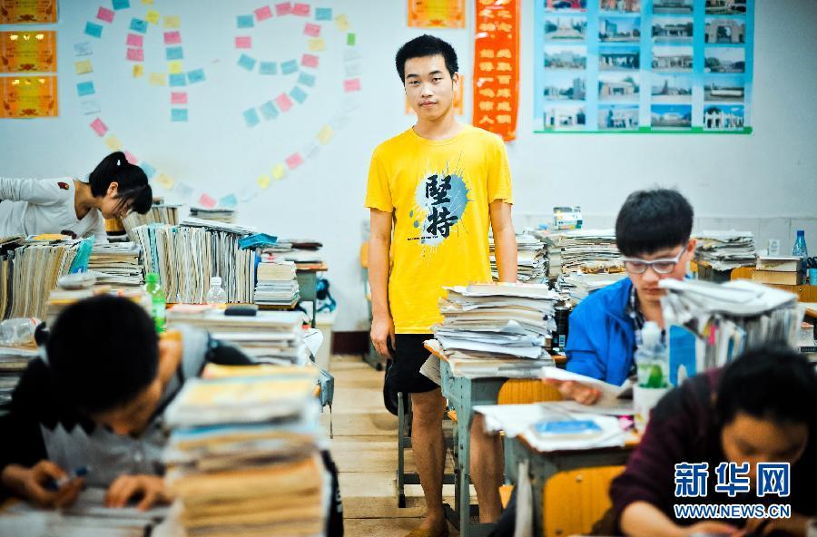 今年去学校复读的复读生,别人能查到他的成绩