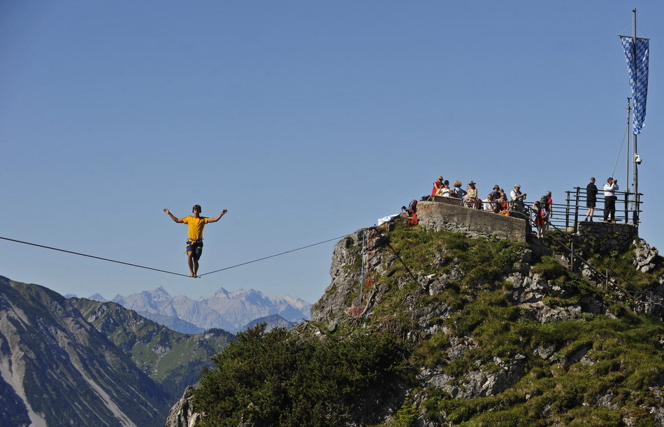 求男主穿越平衡世界或重生的娱乐圈小说 主角