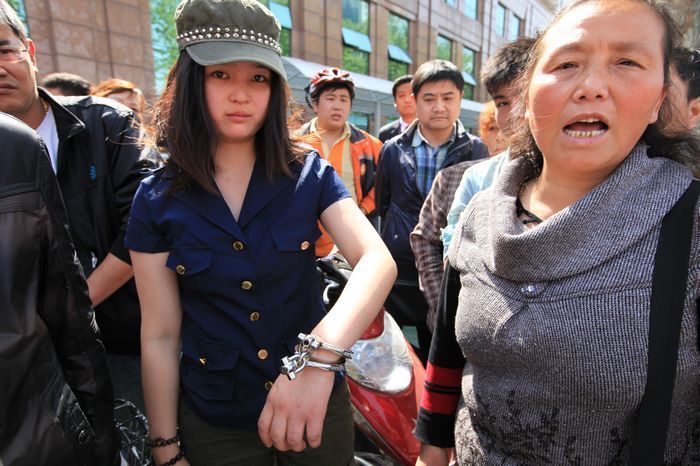 4月10日,网友爆料"湖南女青年在汉学雷锋,反被警察铐住.