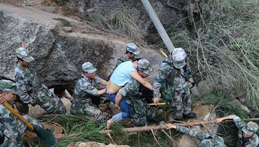 雅安芦山多少人口_...援人员在四川省雅安市芦山县地震重灾区龙门乡为受灾居(2)