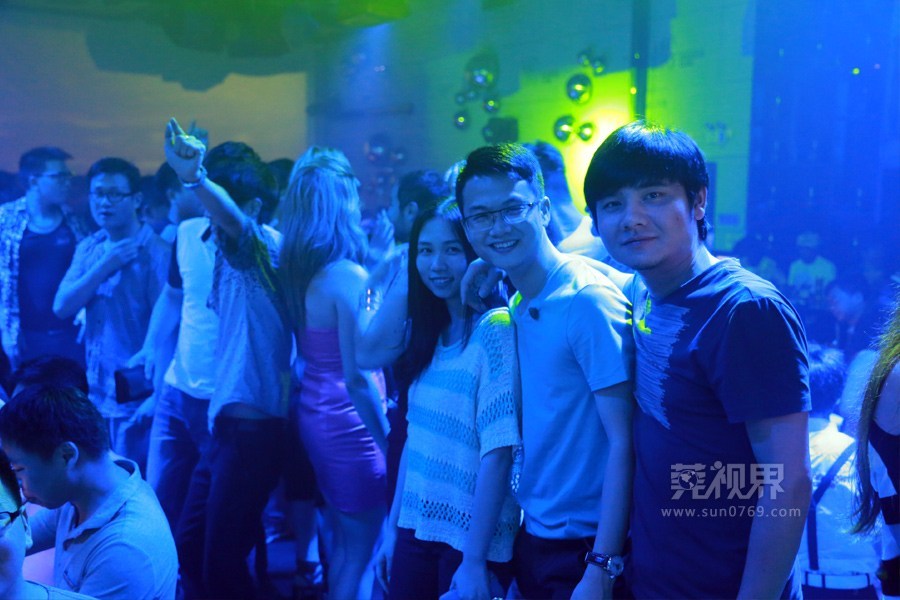 图揭东莞酒吧火爆夜生活