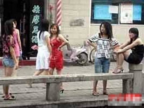 暗拍温州发廊女晚上接客 街头小店灯光暧昧