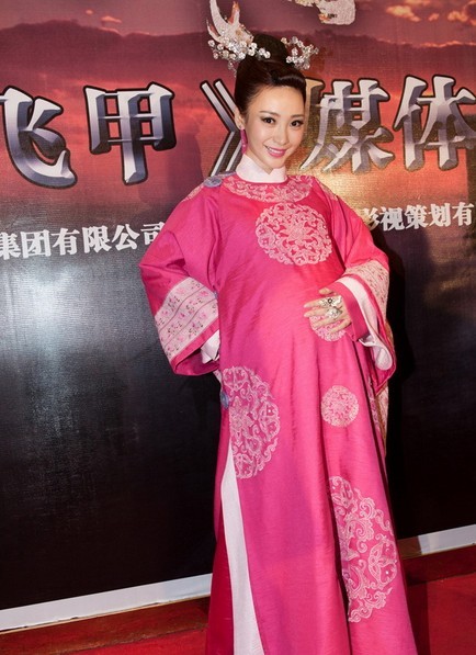 古代贵妃挺大肚子孕妇的老电视剧-古代女肚子