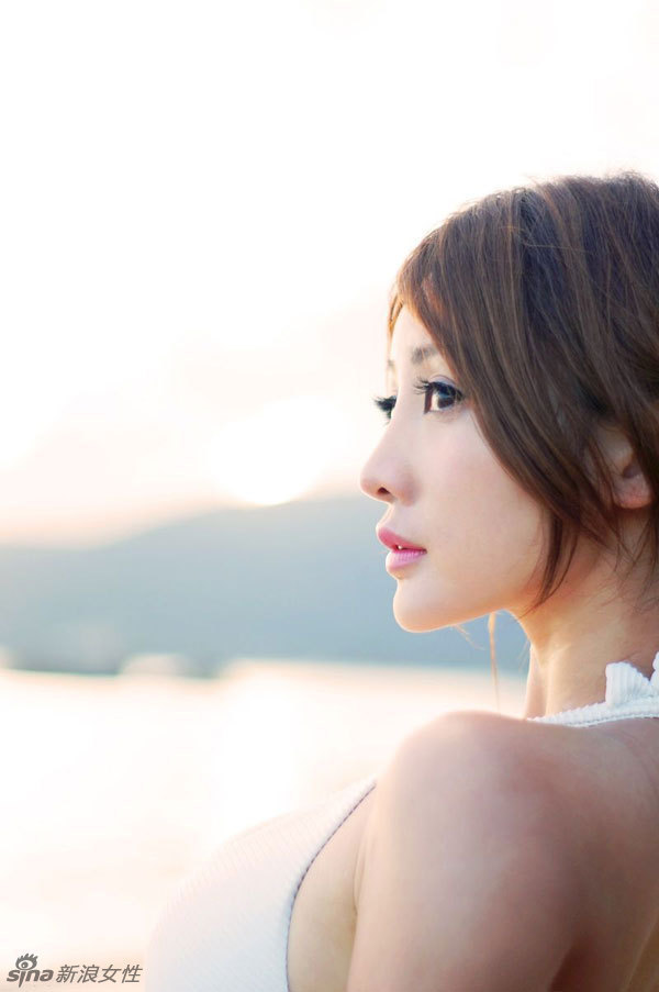 性感主播柳岩海滩泳装写真 大秀迷人双乳
