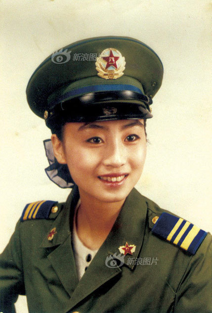 图为穿87式军服的空军女兵刘迎霞.