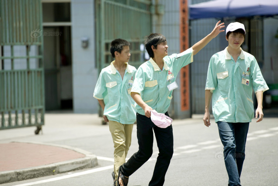 我刚进了一家电子厂,有QC和文员让我选择,做那