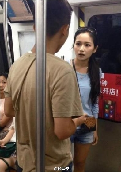蓝衣女动态图_gif日本电车蓝衣女_蓝衣美女_满员电车 ...