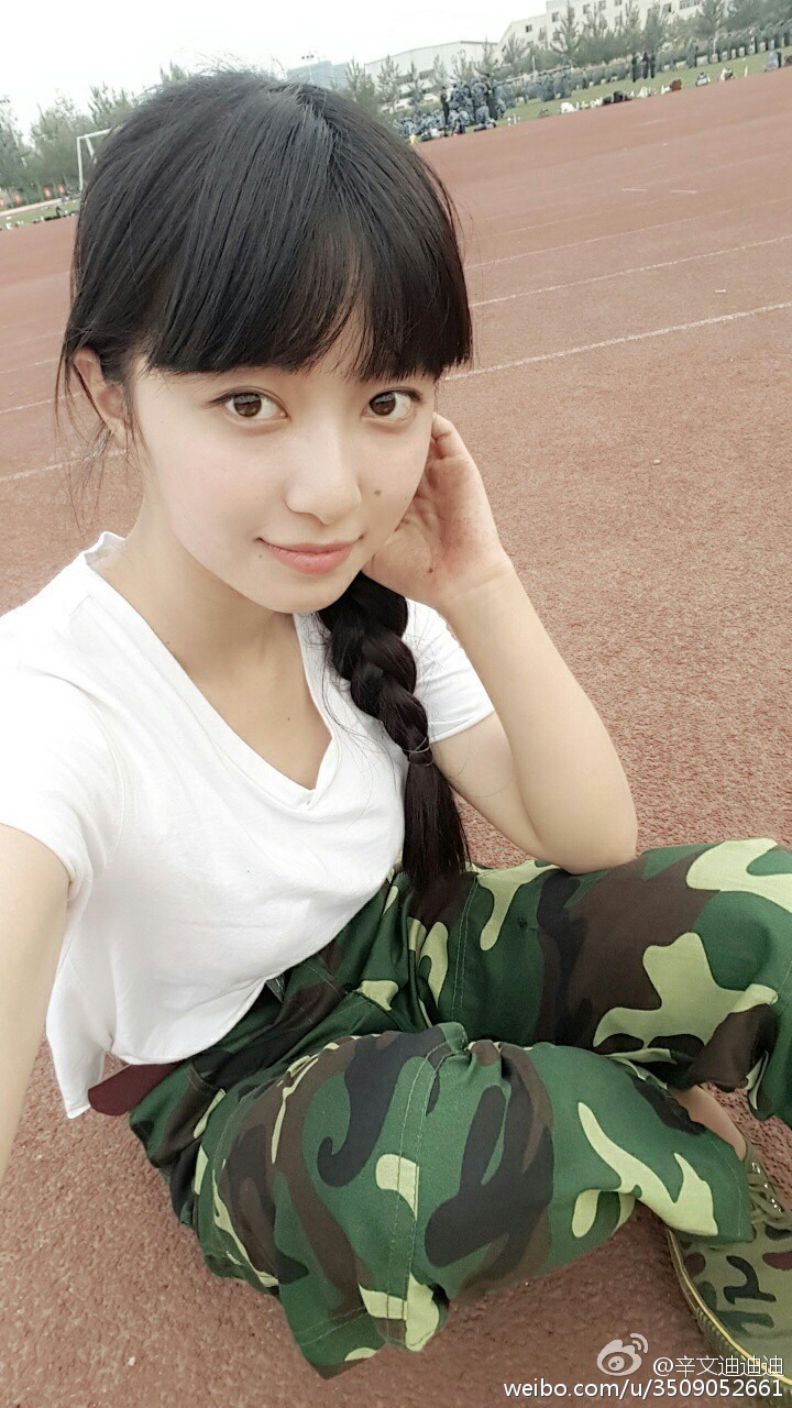 河大95后校花晒最美校服照 清纯秒杀陈都灵