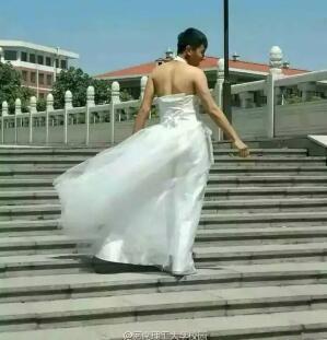 男生穿婚纱_鞠婧祎穿婚纱的照片(3)