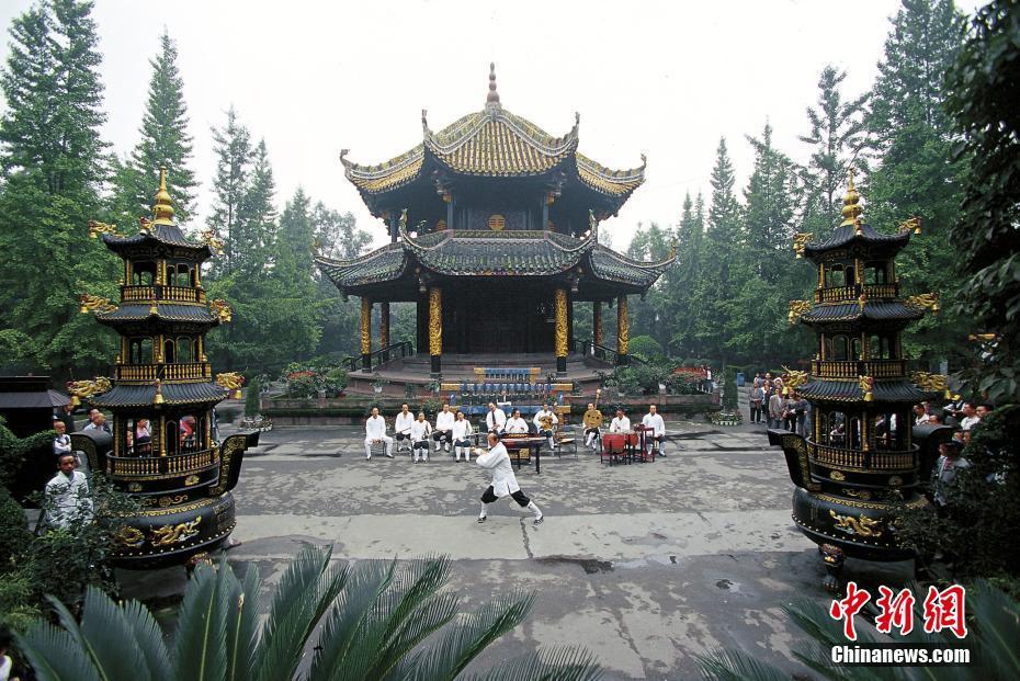 主要建筑有灵祖殿,混元殿,八卦亭,无极殿,斗姆殿,唐王殿,紫荆台等