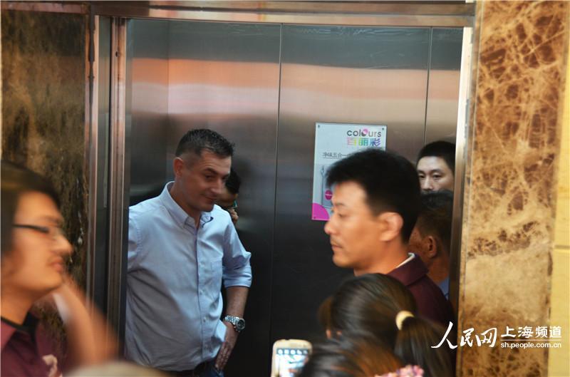老总开会训人_开会图片真实(2)