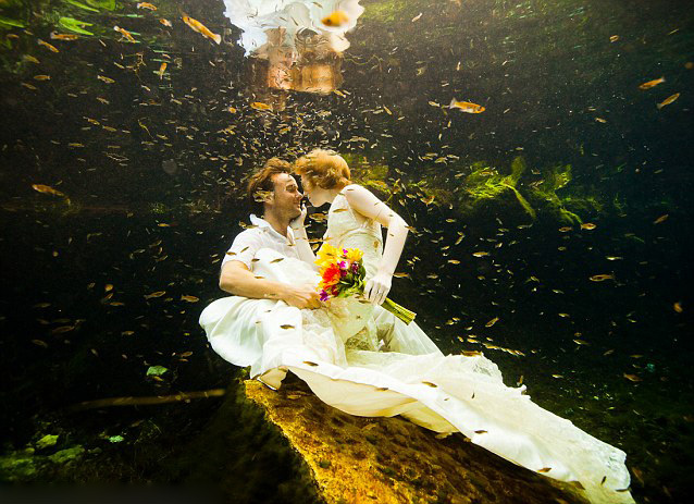 搞怪婚纱照动作_搞怪婚纱照(3)