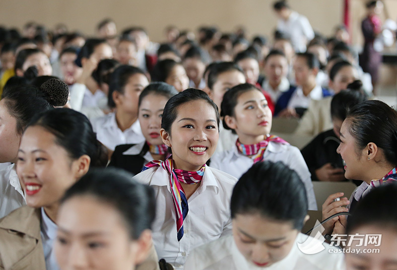 航空乘务员招聘_以西航就业的名义,为您的青春梦想保驾护航(2)