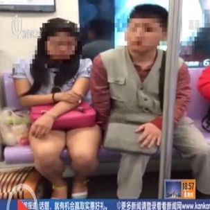 日本咸猪手解内衣视频_公交咸猪手撕美女内衣(2)