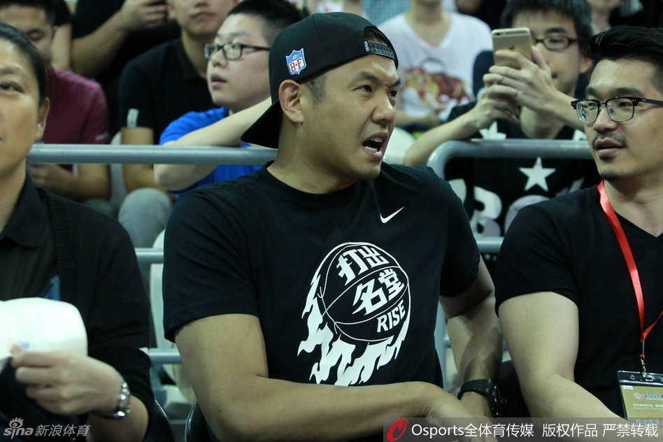 .家人场边观战 首富马云低调现身图片 112224